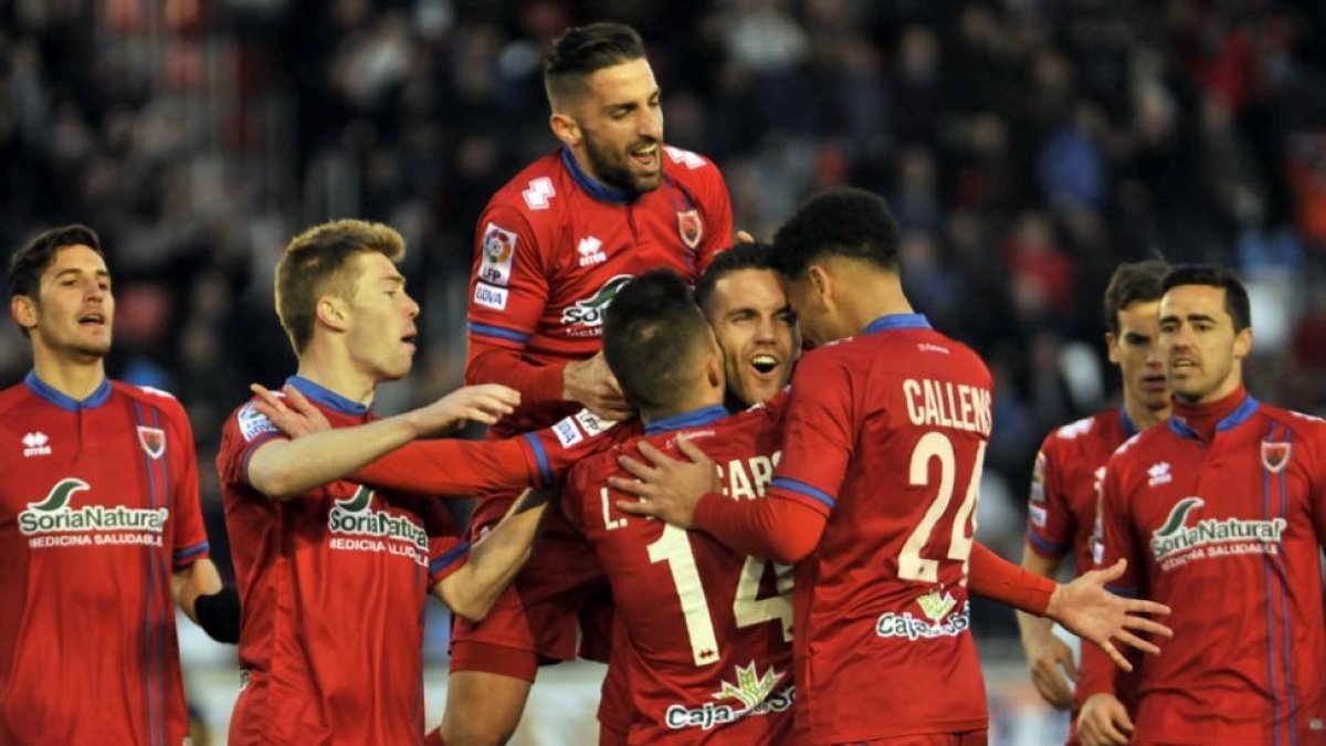 Los jugadores del Numancia celebran uno de los tres goles que sirvieron para superar al colista.-Diego Mayor