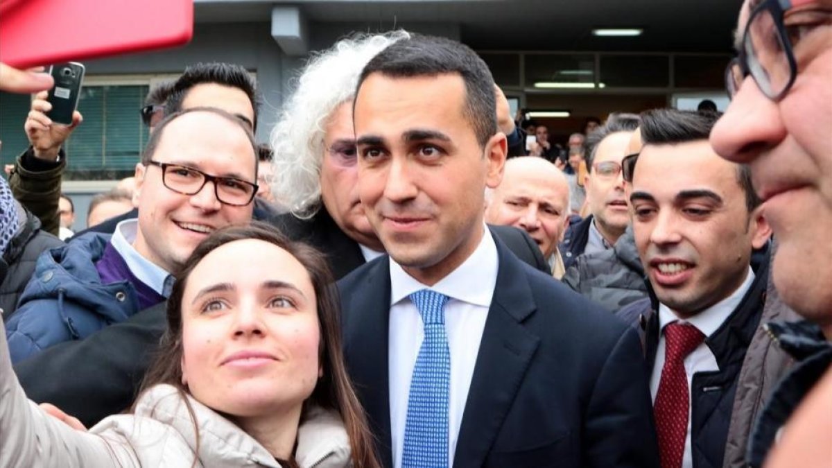 Luigi Di Maio, con simpatizantes tras votar en Nápoles.-/ AFP / CARLO HERMANN