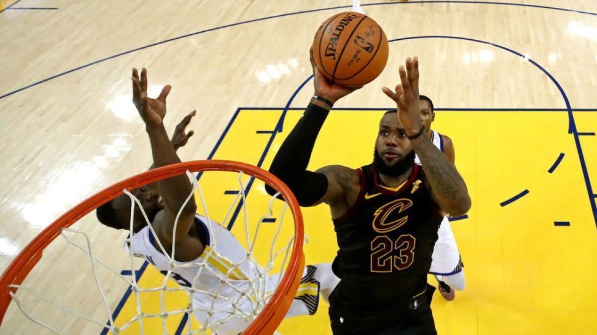 LeBron James, a punto de encestar-EZRA SHAW (USA TODAY SPORTS)