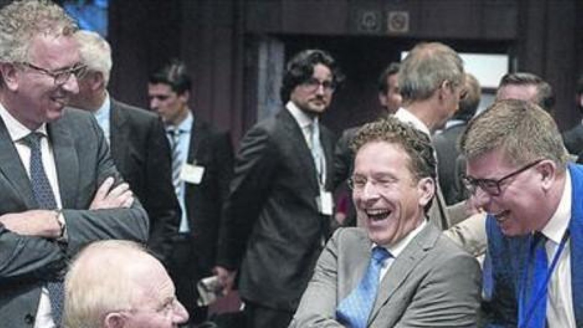 El ministro alemán, Wolfgang Schäuble, izquierda, y el presidente del Eurogrupo, Jeroen Dijsselbloen, centro.-STEPHANIE LECOCQ