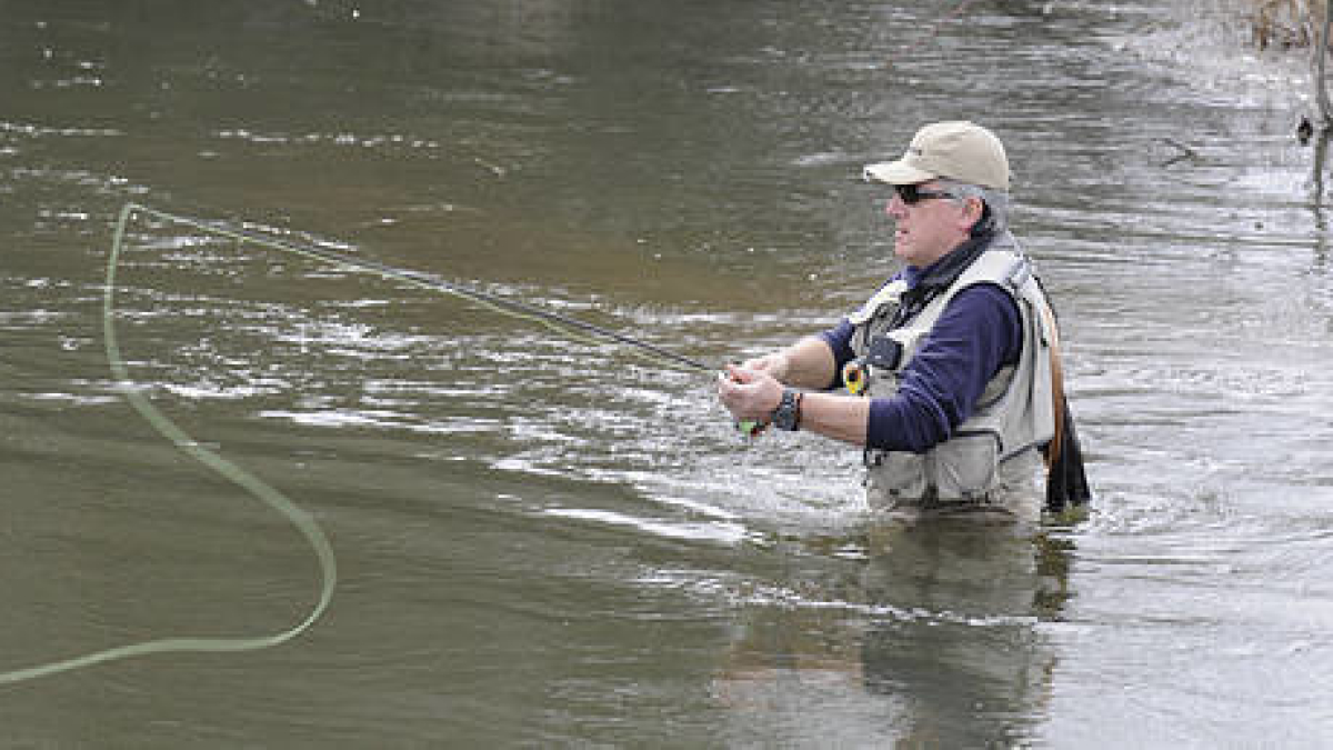 Un pescador dentro del río. HDS