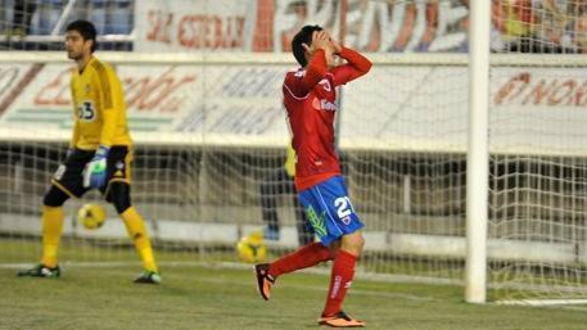 Bedoya lamenta una de las ocasiones falladas esta temporada en Los Pajaritos. / DIEGO MAYOR-