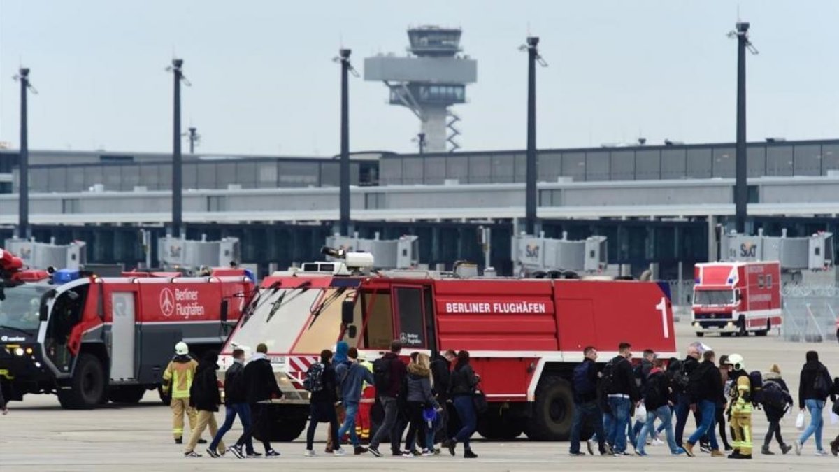 Simulacro de incendio en el aeropuerto de Berlín.-JOHN MACDOUGALL