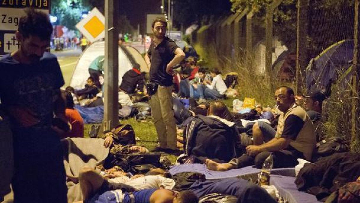 Un grupo de refugiados descansa en Beli Manastir, una localidad croata cercana a la frontera con Hungría.-AP / DARKO BANDIC