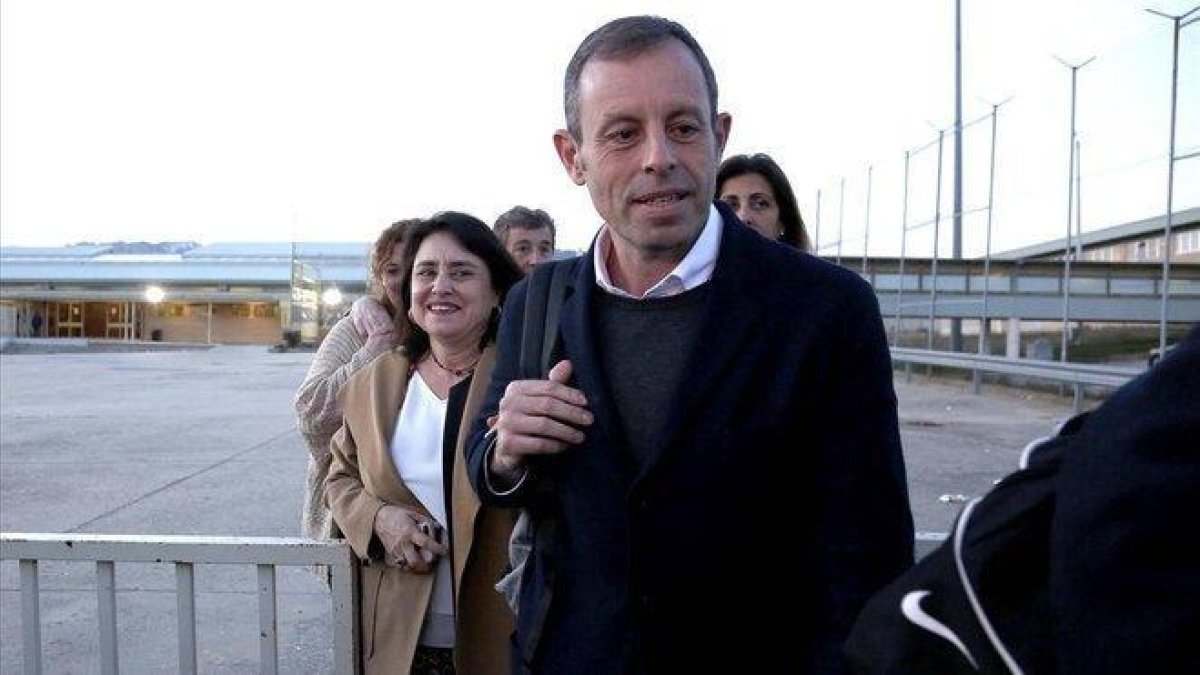 Salida de Sandro Rosell, en la imagen junto a su esposa, de la cárcel de Soto del Real.-DAVID CASTRO