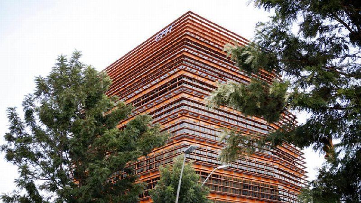 Exterior del edificio de la Comisión del Mercado de les Telecomunicacions (CMT).-JOSEP GARCIA