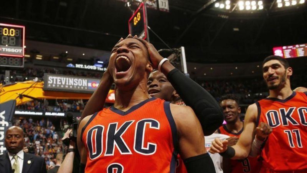 Russell Westbrook celebra la victoria ante los Nuggets con un triple sobre la bocina.-AP / JACK DEMPSEY
