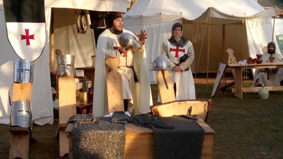El maestre detalla las características de un capacete ante la mirada de otros monjes en el campamento.-TOÑO CARRILLO