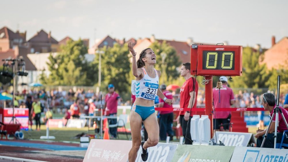 Marta Pérez entra a meta en el Campeonato de España de atletismo.-SERGIO MATEO