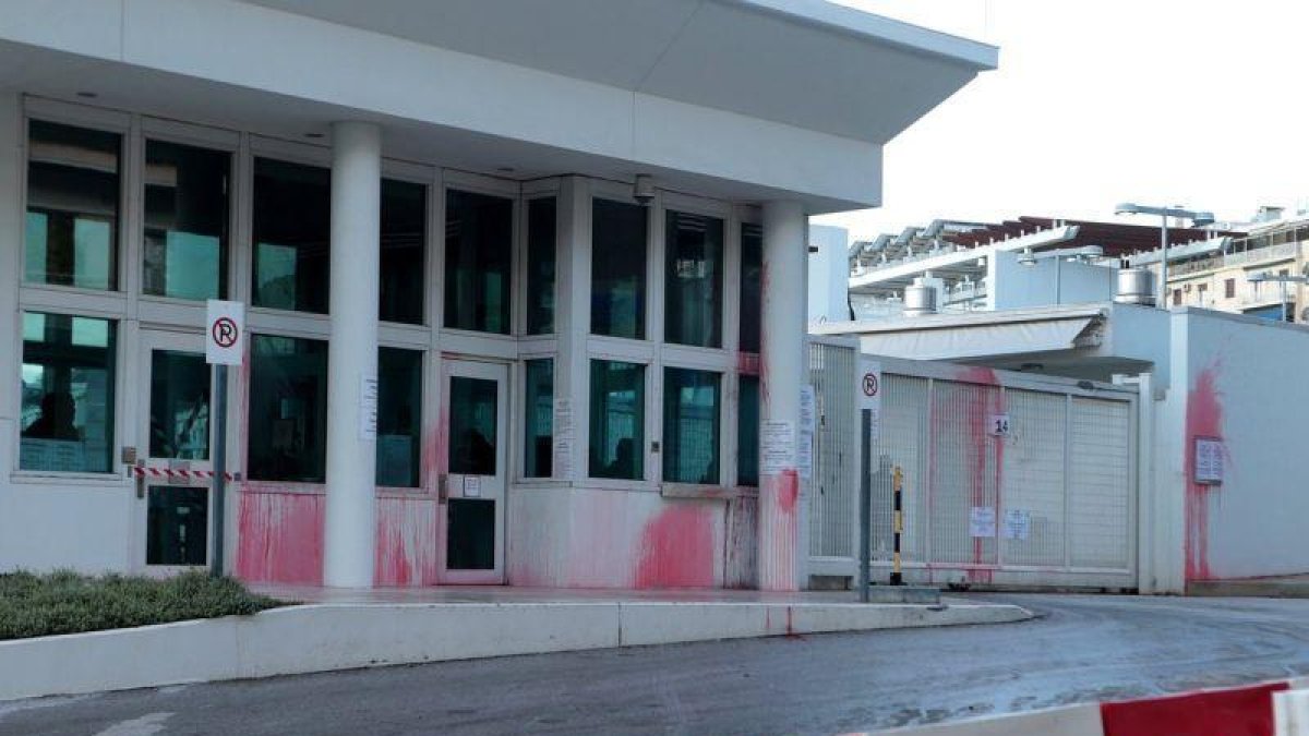 Miembros del grupo anarquista griego Rubicon lanzaron botellas y globos rellenos de pintura roja contra la embajada estadounidense en Atenas en lo que calificaron de accion contra el imperialismo americano y en solidaridad con Siria.-EFE / PANTELIS SAITAS