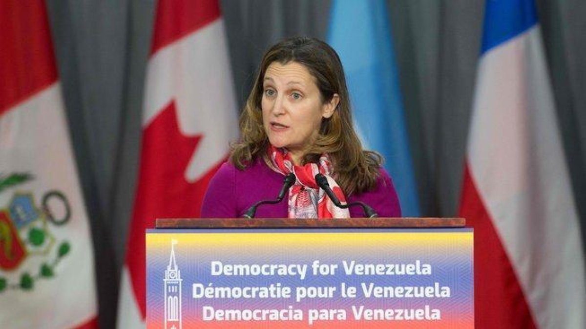 La ministra canadiense de Exteriores, Chrystia Freeland, anuncia la situación se embajada en Venezuela.-AFP