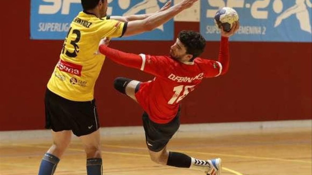 Diego Fernández busca el lanzamiento en el partido disputado ante BM Soria. HDS