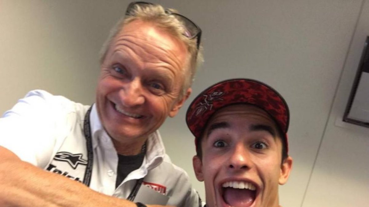 Kevin Schwantz simula estrangular a Marc Márquez por superarle en victorias en MotoGP.-TWITTER