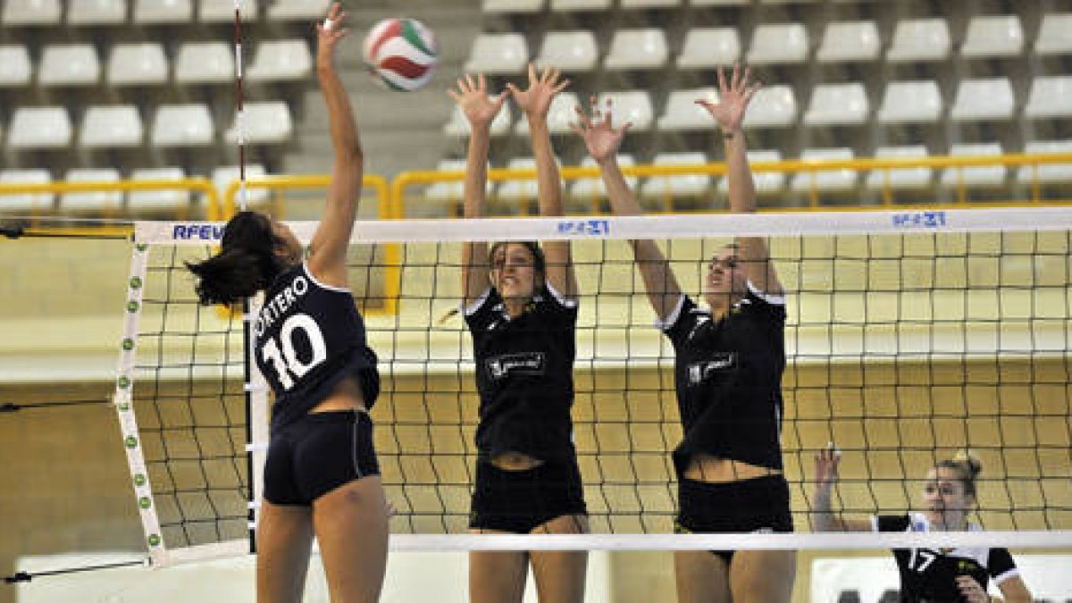 Las chicas del Caep Soria durante un partido celebrado en Los Pajaritos. / DIEGO MAYOR-