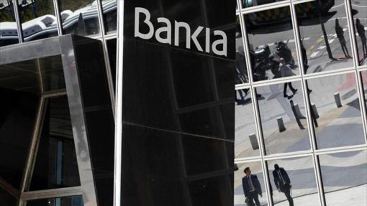 La acristalada fachada de la sede central de Bankia en Madrid.-DAVID CASTRO