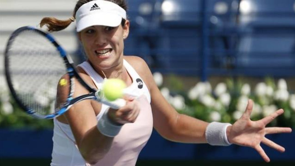 Garbiñe Muguruza devuelve la bola a la polaca Agnieszka Radwanska.-Foto: REUTERS / AHMED JADALLAH