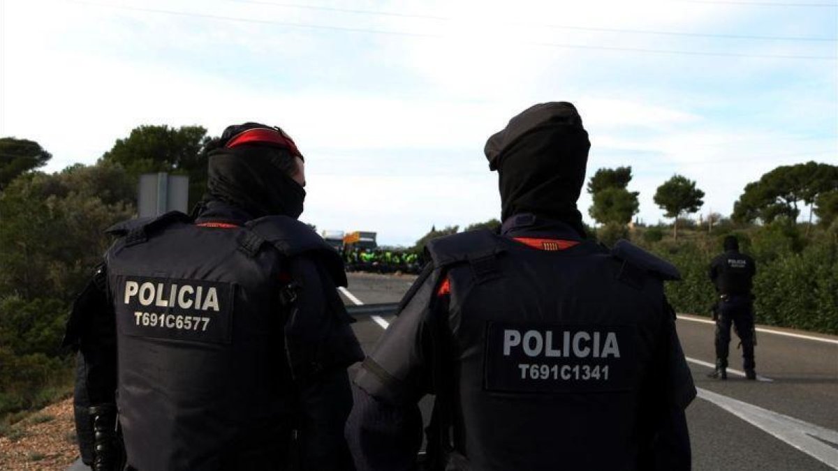 Los Mossos siguen de lejos la concentración de los CDR en la AP-7.-MAR ROVIRA / ACN