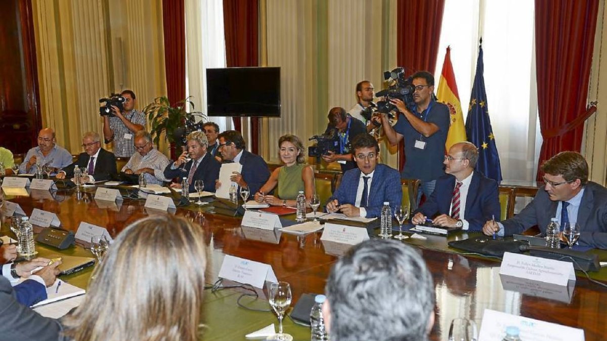 La ministra de Agricultura preside la reunión con responsables del sector lácteo.-El Mundo