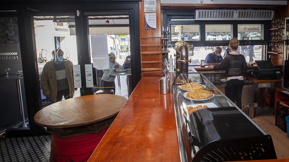 Interior de un bar vacío.-MT