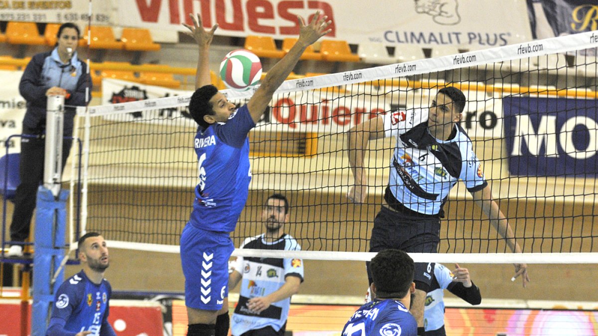 El Río Duero juega mañana en Boiro con el objetivo de acercarse un poco más a la permanencia. VALENTÍN GUISANDE