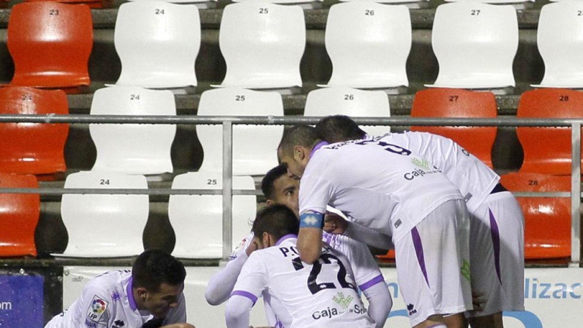 Los jugadores del Numancia se abrazan para celebrar el gol de Pablo Valcarce que daba el triunfo en Lugo.-Área 11