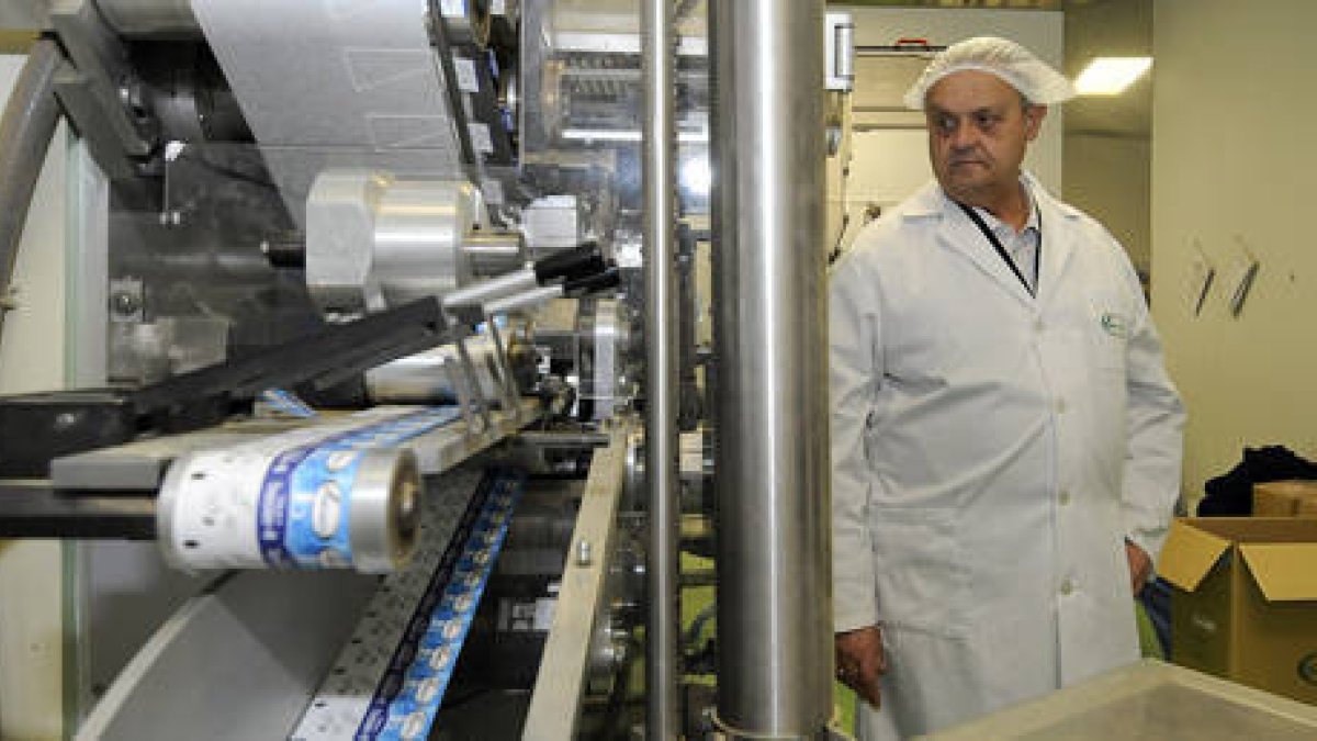 Antonio Esteban en una de las líneas de producción de su fábrica de Garray. / ÁLVARO MARTÍNEZ-