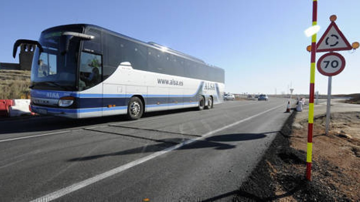 Una de las entradas a las rotondas provisionales de la N-111 con la nueva señalización de obras. / ÚRSULA SIERRA-