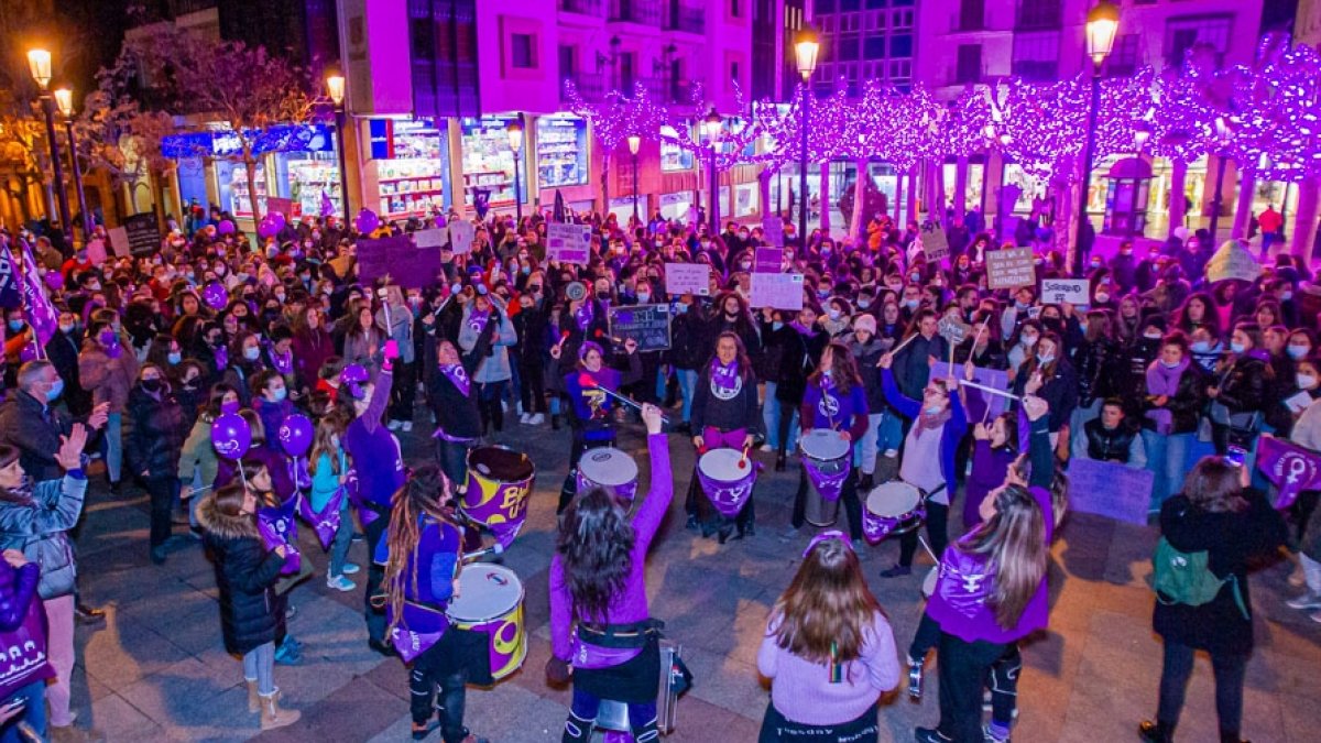 La manifestación discurrió entre la plaza Mayor de Soria y la de las Mujeres. MARIO TEJEDOR