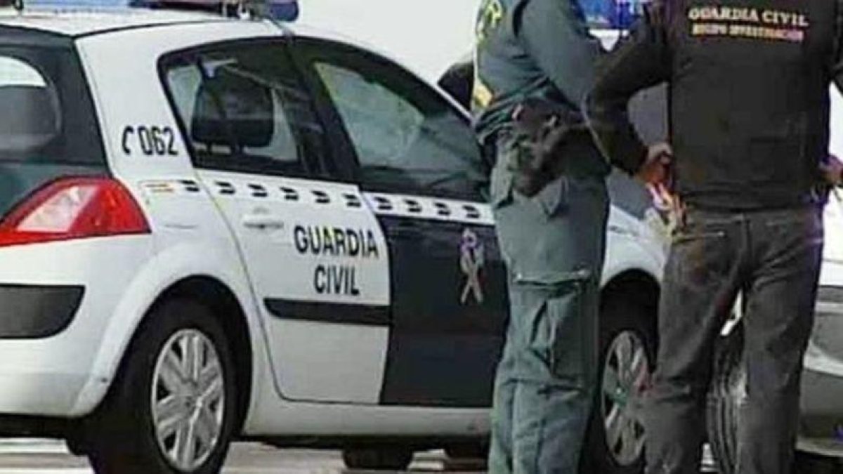 Agentes de la Guardia Civil, en una imagen de archivo.-EL PERIÓDICO
