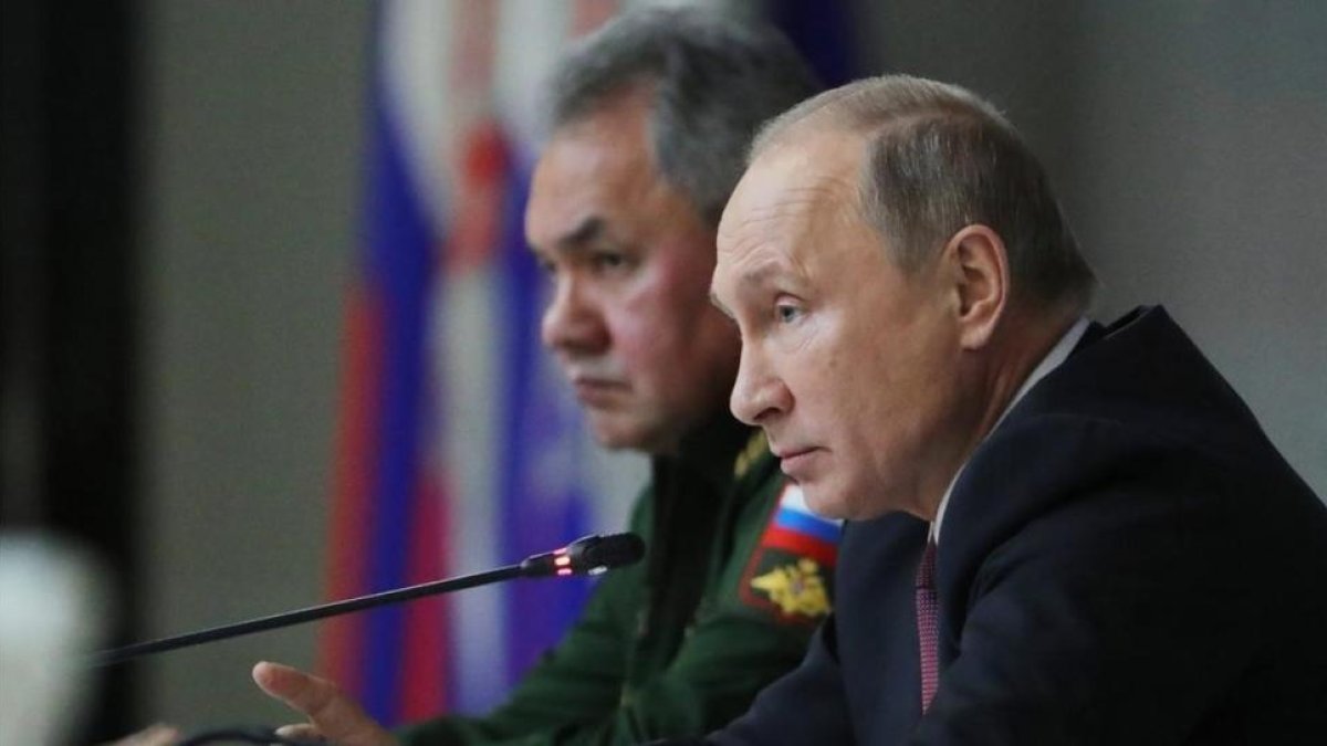El presidente ruso, Vladimir Putin, y el ministro de Defensa, Serguei Shoig, en una reunion del Consejo Ministerial de Defensa ruso.-/ MICHAEL KLIMENTYEV / SPUTNIK / EFE