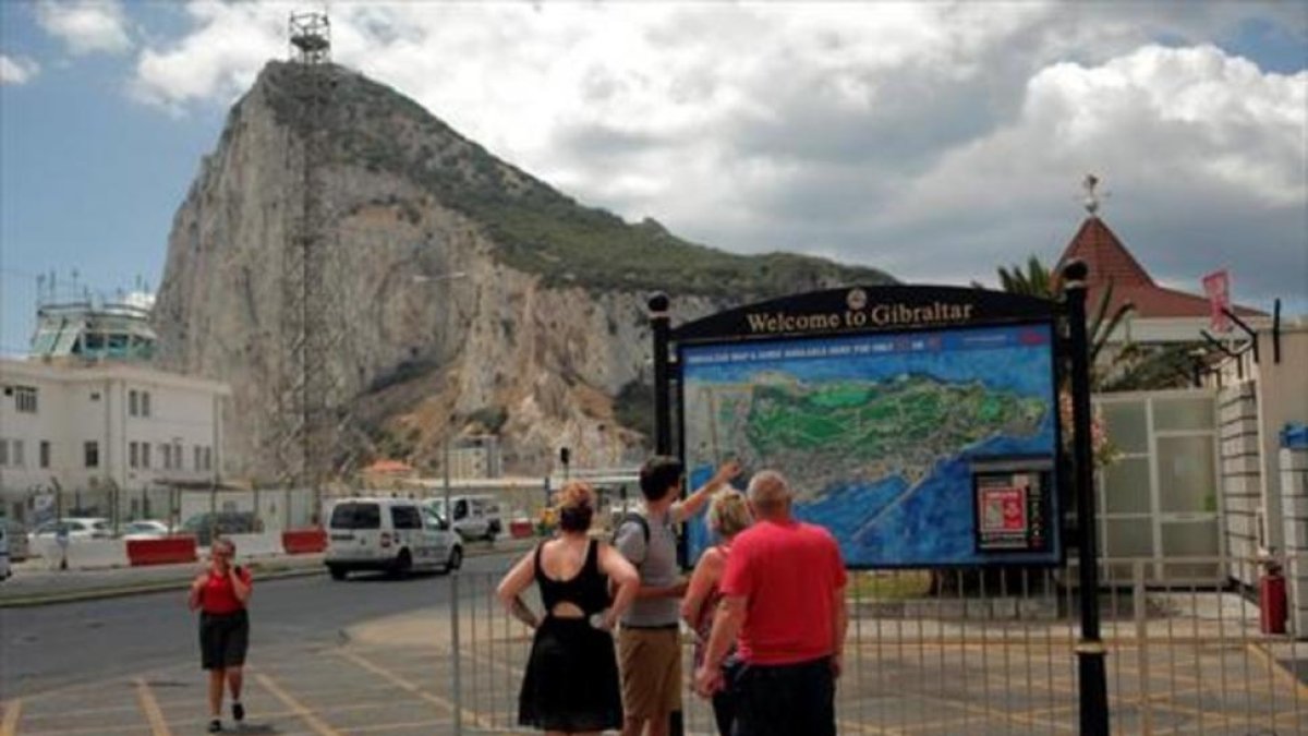 Visitantes británicos consultan un mapa en Gibraltar.-REUTERS / JON NAZCA