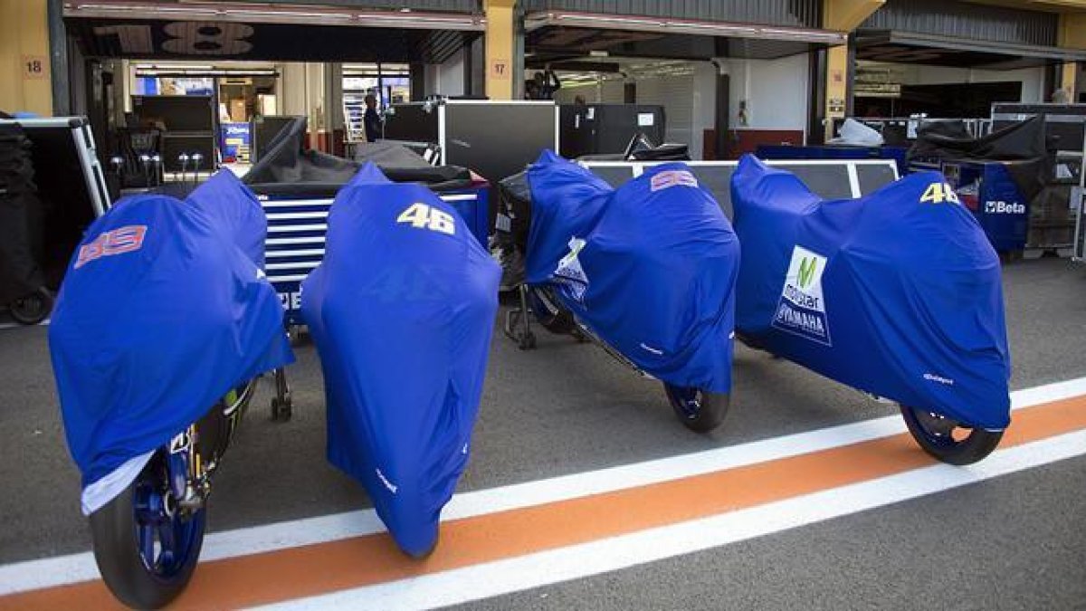 El box de Yamaha en Cheste, con las motos de Valentino Rossi y Jorge Lorenzo.-MIRCO LAZZARI