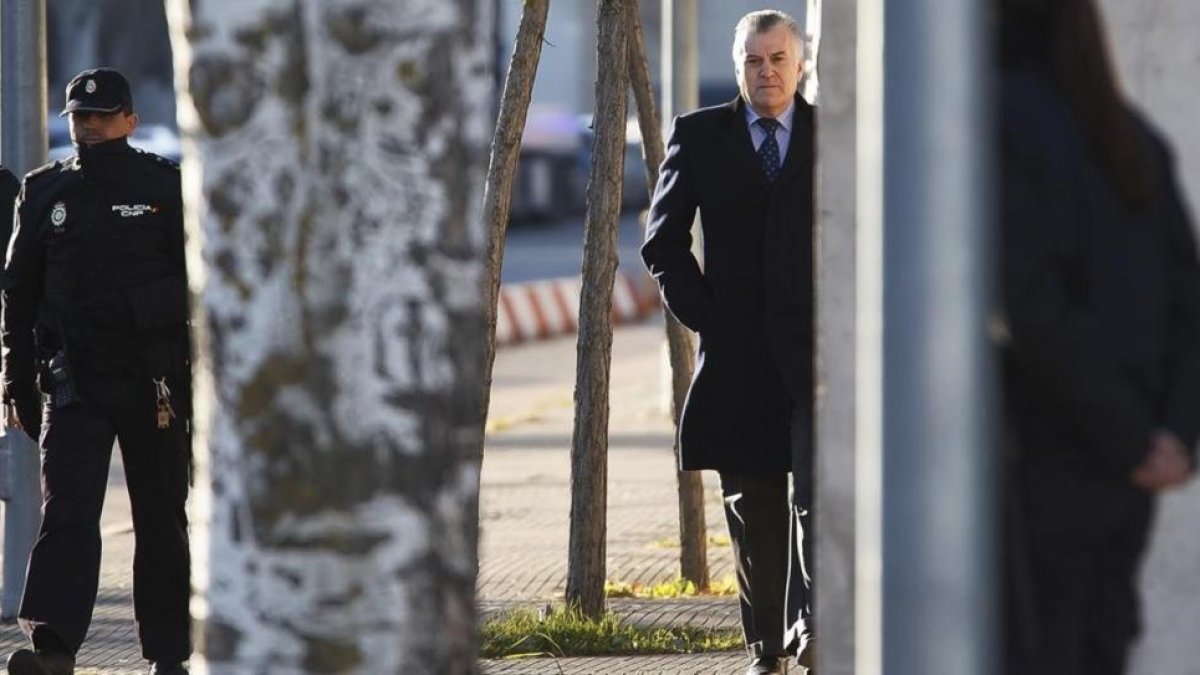 Luis Bárcenas, a su llegada a la Audiencia Nacional para declarar en el juicio del 'caso Gürtel'.-JUAN MANUEL PRATS