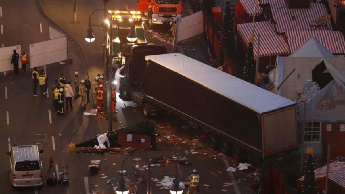 Los dos policías italianos que mataron al terrorista que perpetró en diciembre a masacre en el mercado de Navidad de Berlín, Anis Amri, habían colgado en la redes sociales en el pasado mensajes de ideología neofascista, según informa el diario británico 