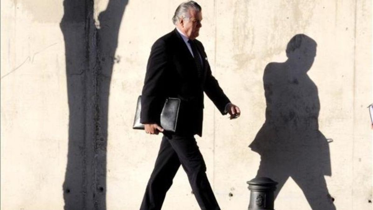 Luis Bárcenas, se dirige a una sesión del juicio por la trama Gürtel en una foto de archivo.-JUAN MANUEL PRATS