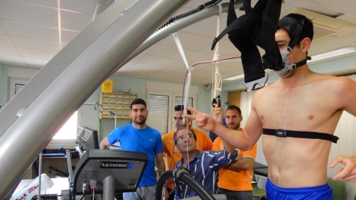 Estudiantes del grupo de Ciencias de la Actividad Física y del Deporte de la Universidad de León supervisan el entrenamiento de uno de los participantes del estudio-EL MUNDO
