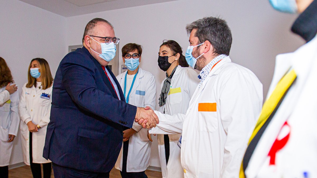 El consejero de Sanidad, Alejando Vázquez, a su llegada al hospital. MARIO TEJEDOR