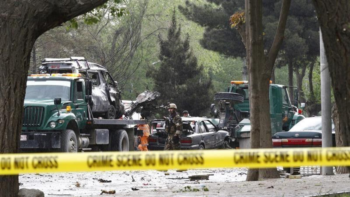 Miembros de las Fuerzas de Seguridad afganas acordonan el lugar donde se ha producido un atentado suicida con bomba al paso de un convoy de la misión de la OTAN en Kabul-EFE / ARCHIVO