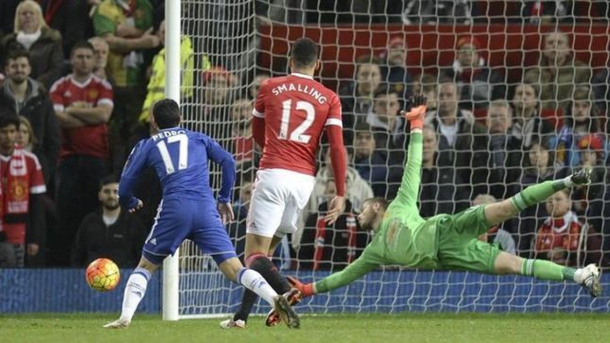 De Gea se estira para despejar el tiro de Pedro durante el partido de Old Trafford-AFP / OLI SCARFF