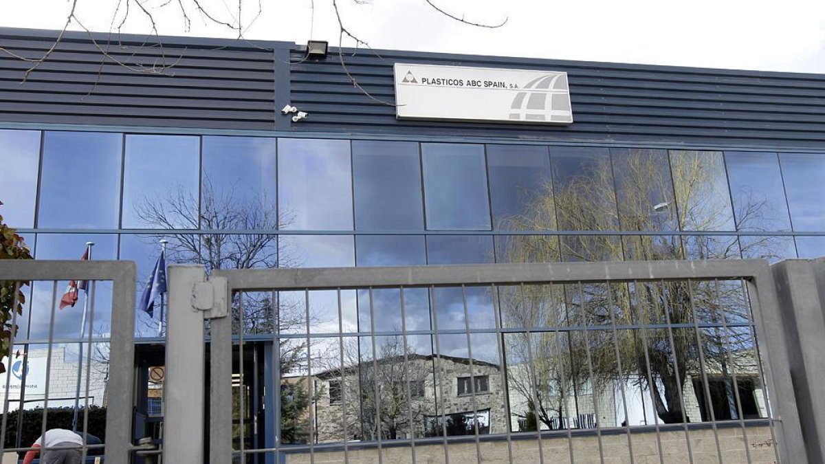 Exterior de la planta de Plásticos ABC.-LUIS ÁNGEL TEJEDOR