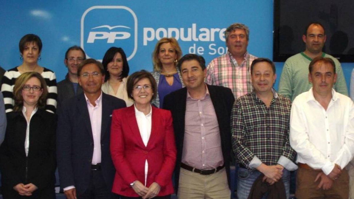 Foto de familia del PP días antes de las elecciones en la que aparecen los máximos responsables de la formación con candidatos a Alcaldías de la provincia.-PP
