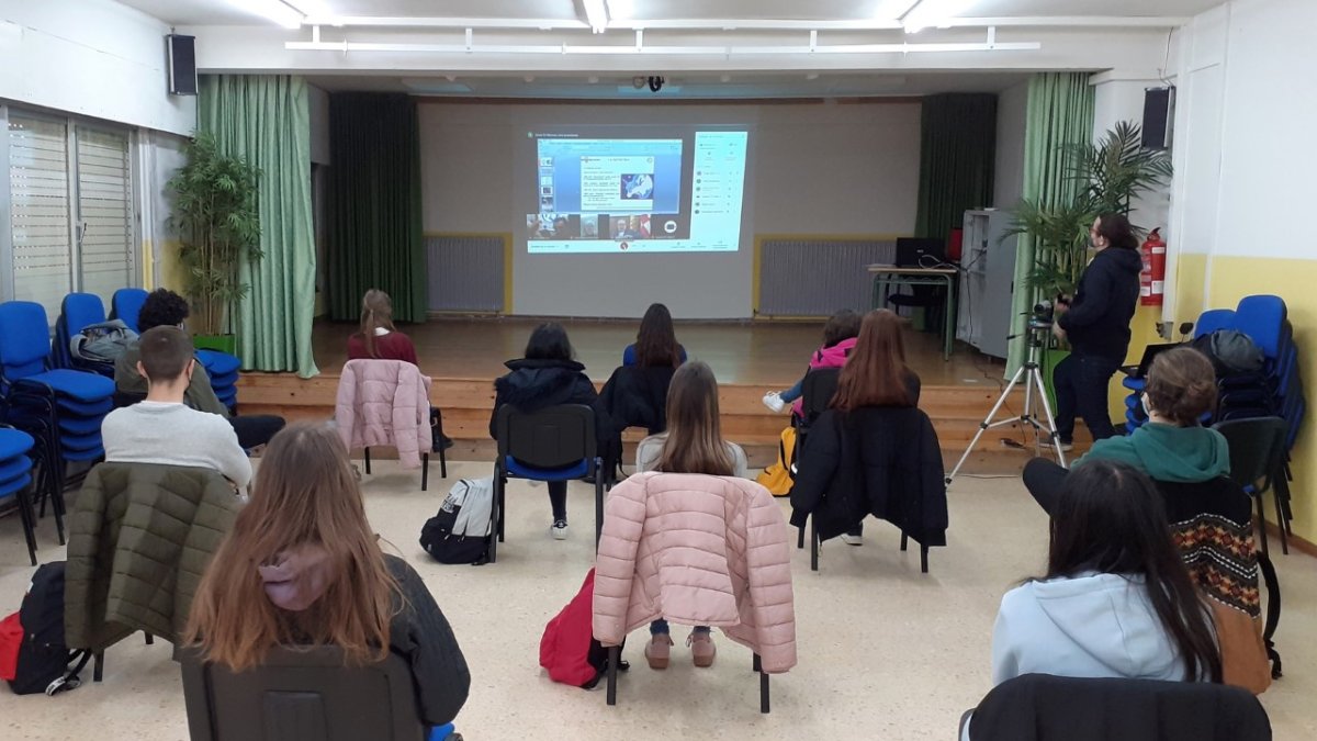 Alumnos de Almazán durante la conexión con los miembros de la base del ejército.- HDS
