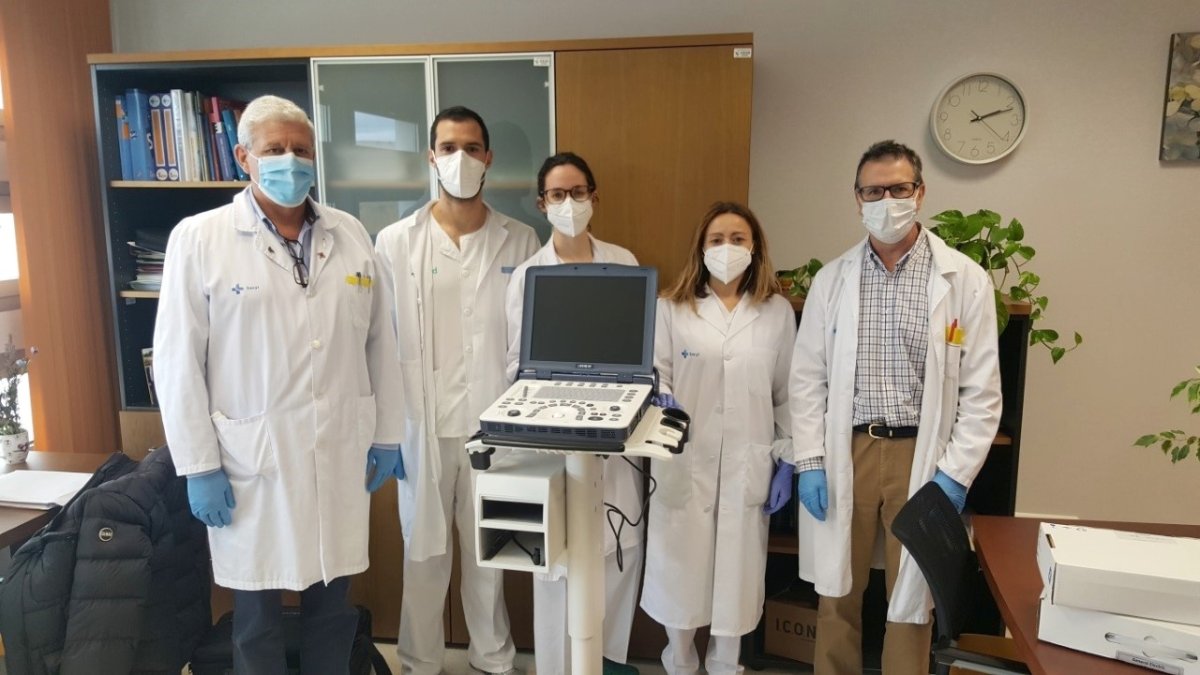 Clemente Viana, médico de Familia; Miguel Moreno, enfermero de Atención Primaria; Irene Uldecolims, médico interno residente; Ana Fernández, profesora de Enfermería; y José Luis Pérez, subdirector médico del Complejo Hospitalario de Soria, junto al equipo donado.-HDS