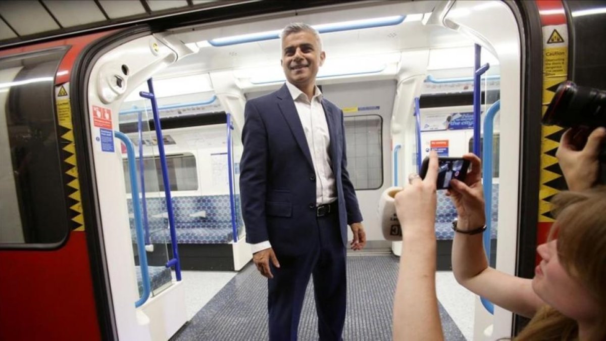 El alcalde de Londres, Sadiq Khan, el pasado 20 de agosto en la estación de metro de Brixton de la capital británica.-REUTERS