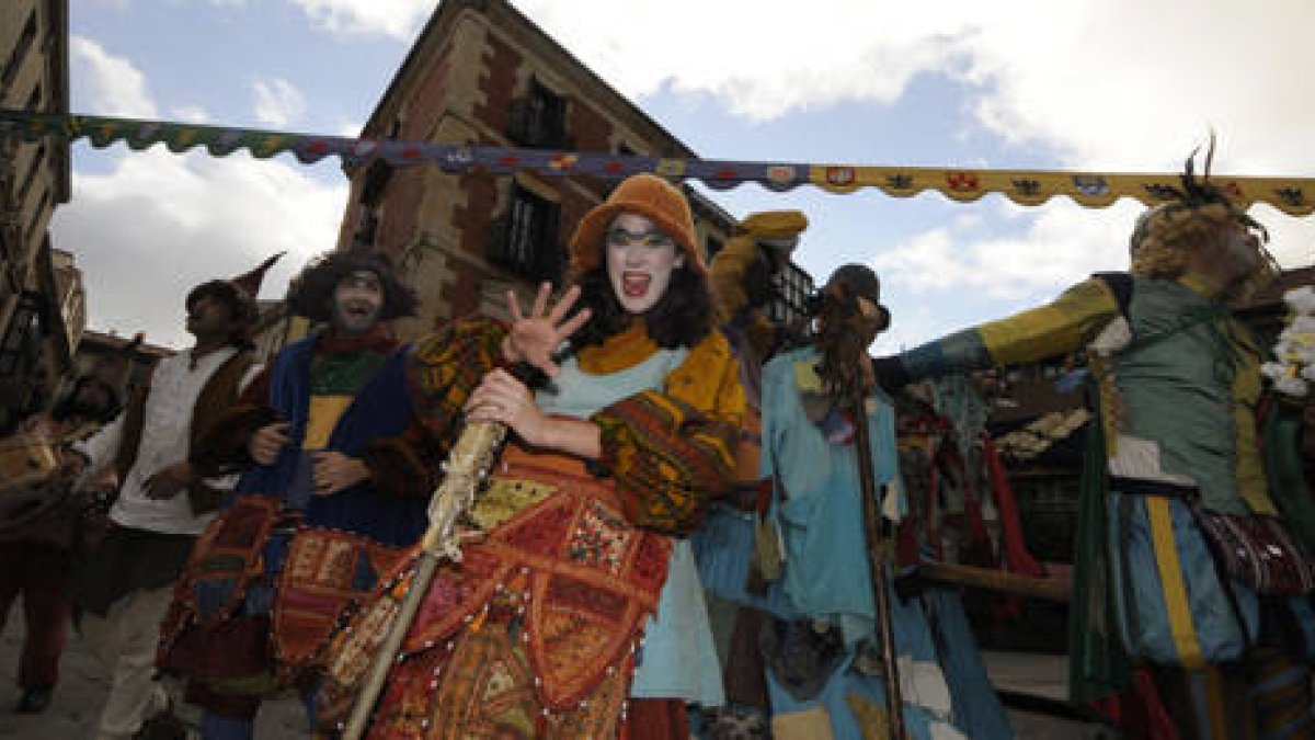 Pasacalles ayer por la tarde, que salió de la plaza Mayor, para dar el pistoletazo de apertura a la celebración del mercado medieval, que tendrá lugar hasta mañana en las calles sorianas. / V. G.-