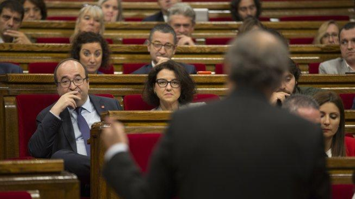 Eva Granados y Miquel Iceta escuchan a Torra en el Parlament, en una imagen de archivo.-ALBERT BERTRAN