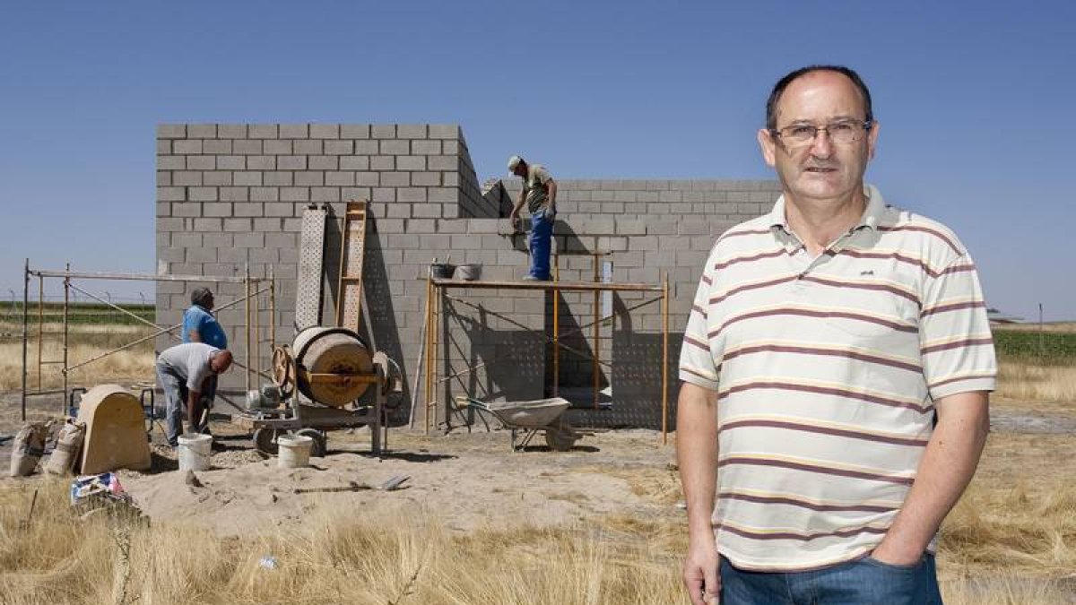 Ángel Gómez, alcalde de El Pedroso, un pequeño municipio de Salamanca. Jesús Formigo / ICAL-