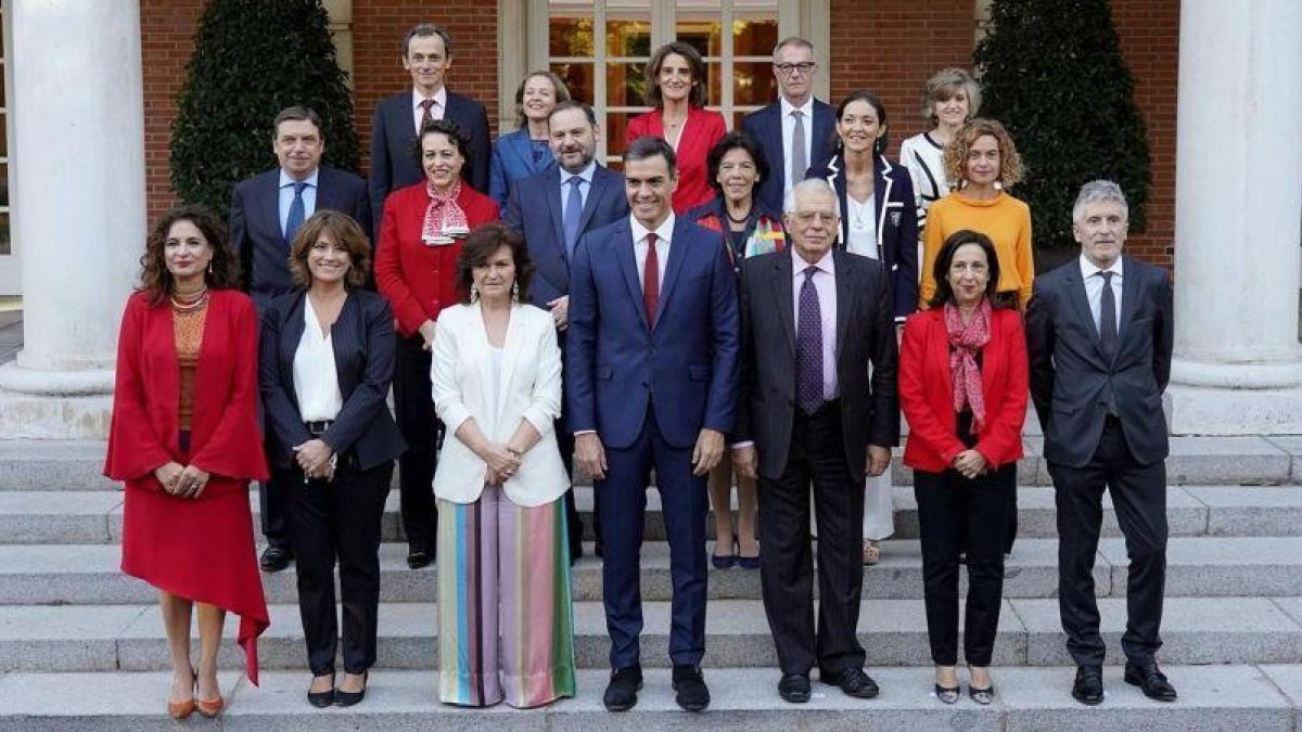 El presidente del Gobierno, Pedro Sánchez, rodeado de sus ministras y ministros, en octubre del 2018.-JOSÉ LUIS ROCA