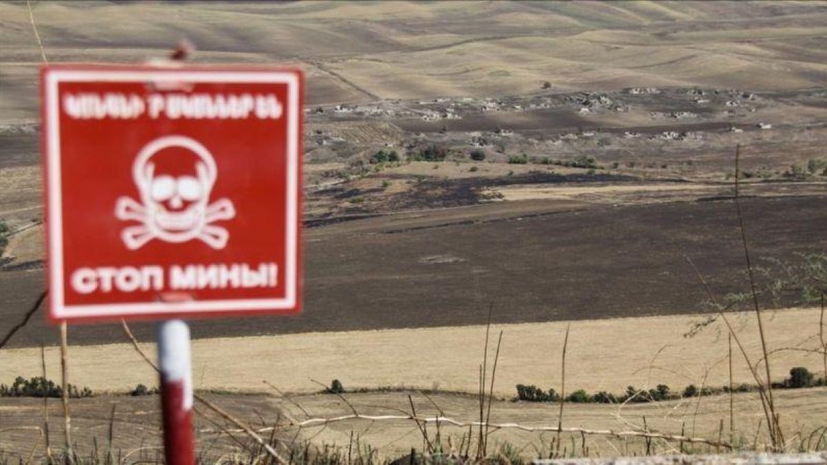Una señal avisa de la existencia de minas en un área próxima a Fizuli, una ciudad azerí destruida por los armenios durante la guerra.-ADRIÀ ROCHA