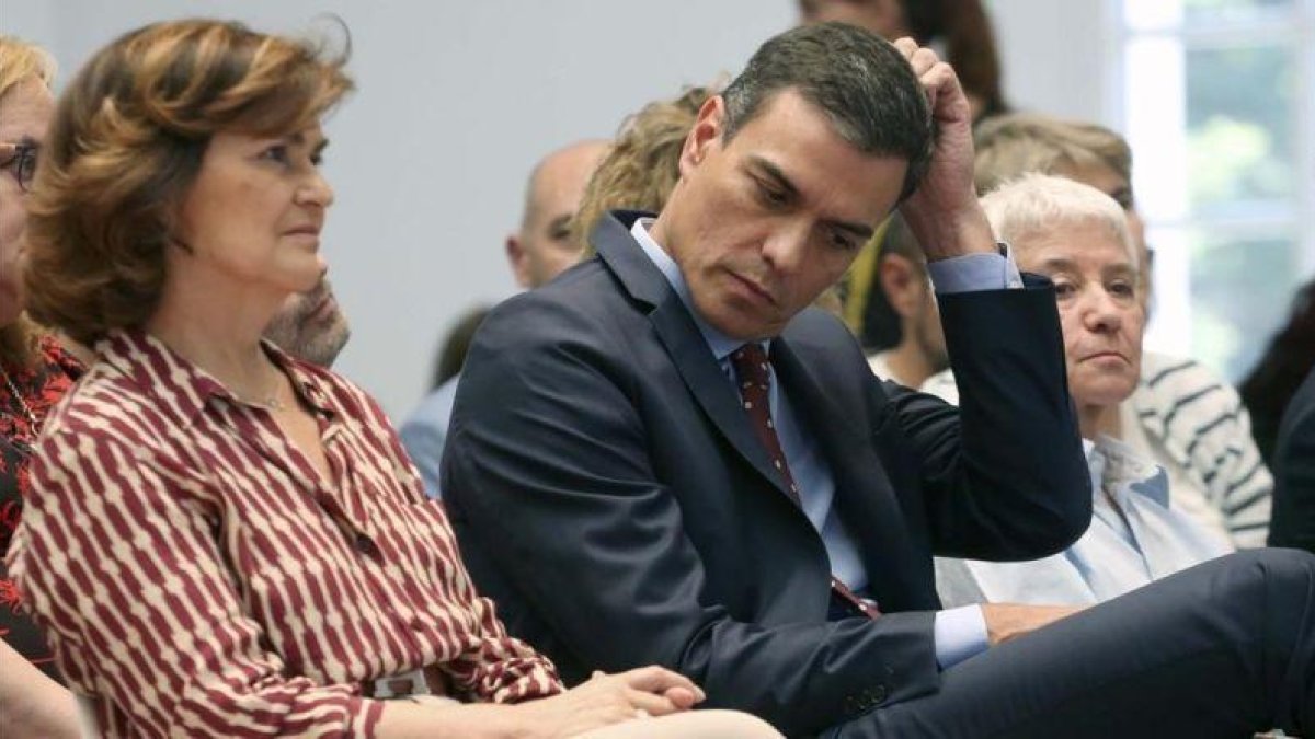 Pedro Sánchez y Carmen Calvo, durante el acto en la Moncloa de celebración de la Semana del Orgullo LGTBI, este miércoles.-DAVID CASTRO